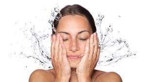 Nettoyer-la-peau-de-son-visage-une-etape-essentielle-dans-votre-routine-de-soin